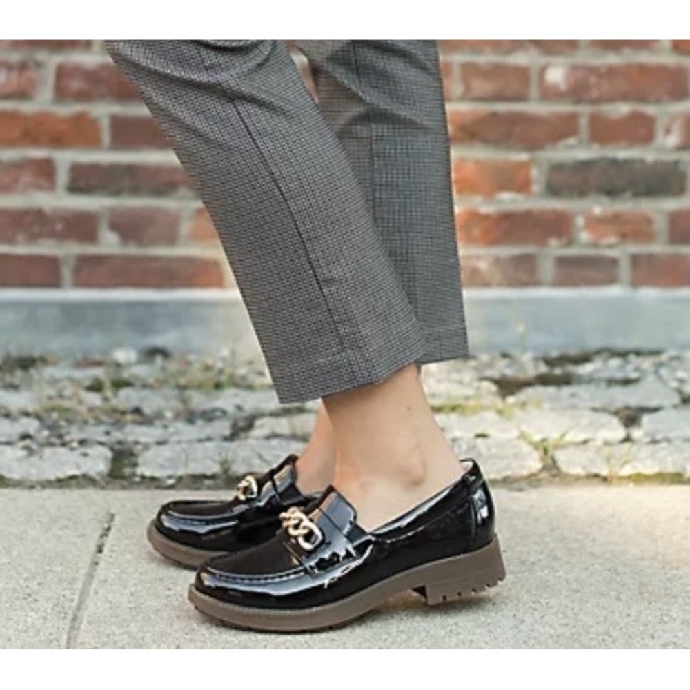 Revitalign Laural Black Patent Loafers Gold Chain Sz 10